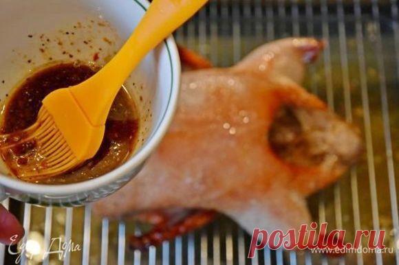 Пекинская утка. Ингредиенты: утка, соль крупного помола, мед