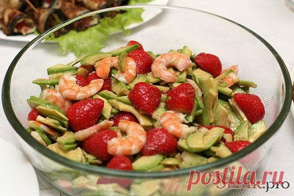Легкий салат из креветок, авокадо и клубники