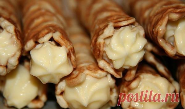 Хрустящие вафельные трубочки 

Ингредиенты: 

- маргарин - 100гр;
- куриное яйцо - 3 шт.;
- сахар песок - 0,5 стакана;
- мука - 1 стакан

Как готовить:

1. Смешать все ингредиенты.
2. Маргарин растопить
3. Добавить сахар, яйца и перемешать
4. Затем добавить муку и еще раз перемешать.Тесто готово. Можно выпекать.
5. Снимает готовые вафли лопаточкой.
6. Сворачивать вафли нужно горячими и оставить остужаться на ровной поверхности. 
7. Начинка может быть любая: 
белковый крем,...