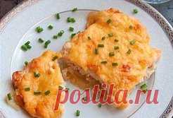 ДИЕТИЧЕСКОЕ МЯСО ПО-ФРАНЦУЗСКИ 
ИНГРЕДИЕНТЫ:
● куриное филе — 2 шт. (250 г)
● помидор 2 шт.
● репчатый лук — 2 шт.
● яйцо куриное — 1 шт.
● сыр любой нежирный и твердый — 100 г
● натуральный йогурт 1 ст. л.
● перец черный молотый, соль
ПРИГОТОВЛЕНИЕ:
Для приготовления мяса по-французски из курицы филе порезать на тоненькие кусочки. Отбить. Кусочки курицы сложить в миску и помыть. Яйцо взбить, добавить к курице, посолить, поперчить и перемешать. Помидор порезать кружочками. Лук порезать кольцам