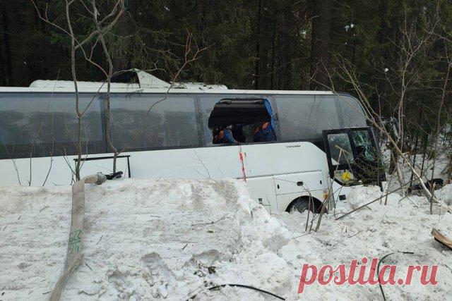 Утром на трассе Екатеринбург-Серов произошло страшное ДТП. В аварии с детской хоккейной командой в Свердловской области погибли четыре человека.