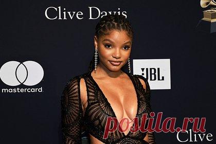 Звезда «Русалочки» снялась в купальнике и восхитила фанатов. Популярная актриса и певица Холли Бэйли, исполнившая роль Русалочки в одноименном фильме, поделилась откровенными кадрами и восхитила фанатов. 23-летняя звезда опубликовала снимки, на которых она снялась в белом раздельном купальнике, состоящем из бюстгальтера с удлиненными чашками и плавок на низкой посадке.