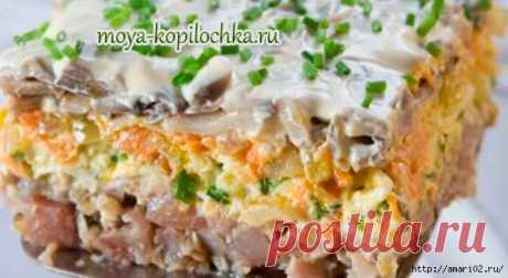 Салат из селёдки с орехами и овощами.