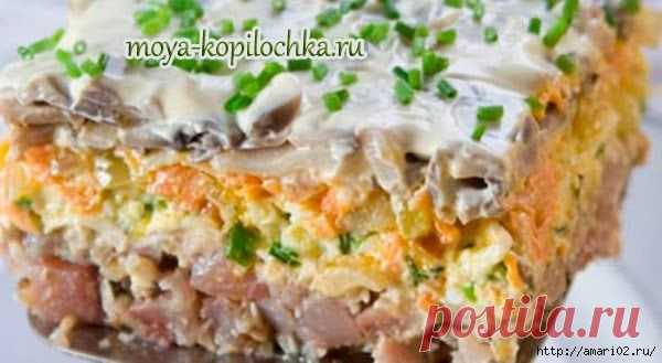 Салат из селёдки с орехами и овощами.