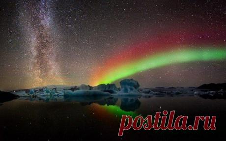 Млечный путь и северное сияние над ледником Йокульсарлон в Исландии