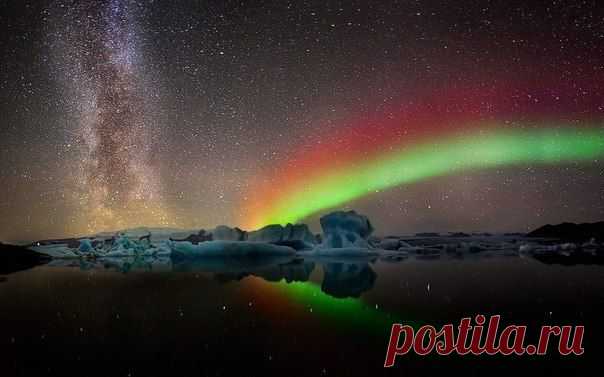 Млечный путь и северное сияние над ледником Йокульсарлон в Исландии / Интересный космос