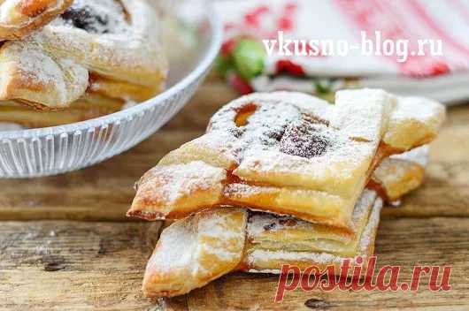 Такие слоечки с вареньем выглядят очень мило. Витиеватой формы, украшенные са...