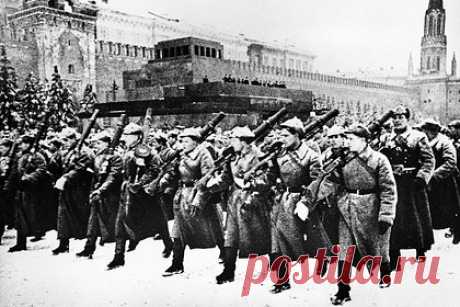Депутат Госдумы назвал парад 7 ноября 1941 года символом несгибаемости народа. На Красной площади с 5 по 7 ноября для всех желающих работал интерактивный музей под открытым небом. Этот проект посвящен 81-й годовщине военного парада 7 ноября 1941 года. Посетители смогли погрузиться в события и атмосферу 1941 года, когда москвичи героически защищали свой город от нацистских захватчиков.