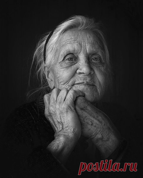 Бабушка 
Так уж случилось, что я осталась одна с грудным ребёнком. Возлюбленный, узнав о малыше, исчез без следа. Помочь мне оказалось не кому. Родители жили в другом городе. Мама только первый месяц побыла и…