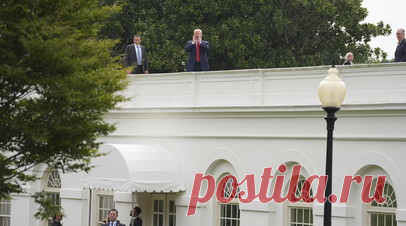 Трамп на крыше Белого дома пошутил, что ищет место для размещения ядерных ракет. Глава американской администрации Дональд Трамп решил подняться на крышу зала для брифингов Белого дома. Оказавшись там, он пошутил, что ищет место для размещения ядерных ракет. Читать далее