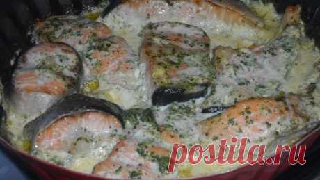 Сёмга в шпинатно-сливочном соусе!

1.Кусочки рыбы посыпать специями ,выложить в форму и поставить в разогретую духовку на 15 минут.
2.Репч. лук обжарить,добавить шпинат(у меня замор.) и сливки.
3..Достать рыбку,залить соусом и поставить тушиться на 20 минут при 150*.