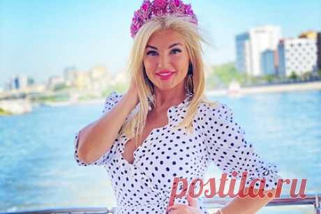 Новой «Миссис Россия» стала многодетная мать. Победительницей всероссийского конкурса «Миссис Россия 2021» стала Анна Филиппова из Кузбасса. Торжественная церемония окончания конкурса состоялась 14 августа в концертном зале «Мир» в Москве. В состязании поучаствовали 23 матери со всей России, получившие официальные титулы в своих регионах.