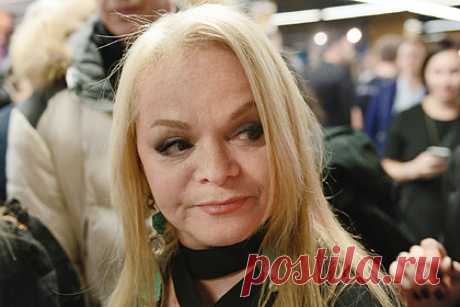 Долина рассказала о влюбленности и планах на замужество. Российская певица Лариса Долина поделилась планами на замужество: звезда призналась, что не хочет больше официальных отношений, но сейчас она влюблена. «Влюблена. Замуж не собираюсь. Не хочу больше», – поделилась певица. Она также отметила, почему все ее предыдущие мужья были музыкантами.