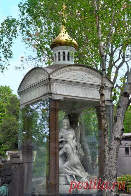 Зинаида Долгорукова (ур.Шатилова), 1817-1883
Вера Лобанова-Ростовская (ур.Долгорукова), 1840-? / Княгиня Долгорукова была одной из самых прекрасных женщин своего времени, ее называли &quot;фиалкой Петербурга&quot;. Ее дочь Вера стала женой князя Я.Б.Лобанова-Ростовского и страстной собирательницей драгоценностей. В каком году умерла Вера - ? Все генеалогические сайты называют дату 1881 год, исторические документы    свидетельствуют, что она была жива в 1913 году... 
 |  Легенды Пер-Лашез - II
