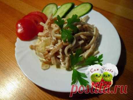 Вкусные кальмары тушеные в сметане