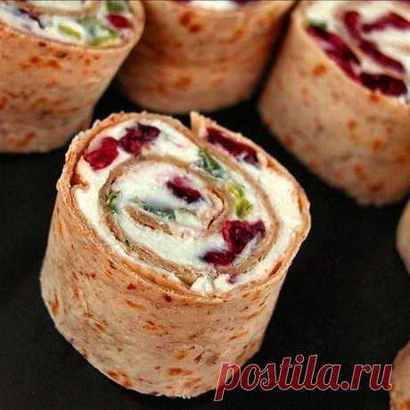Роллы с копчёным лососем и клюквой