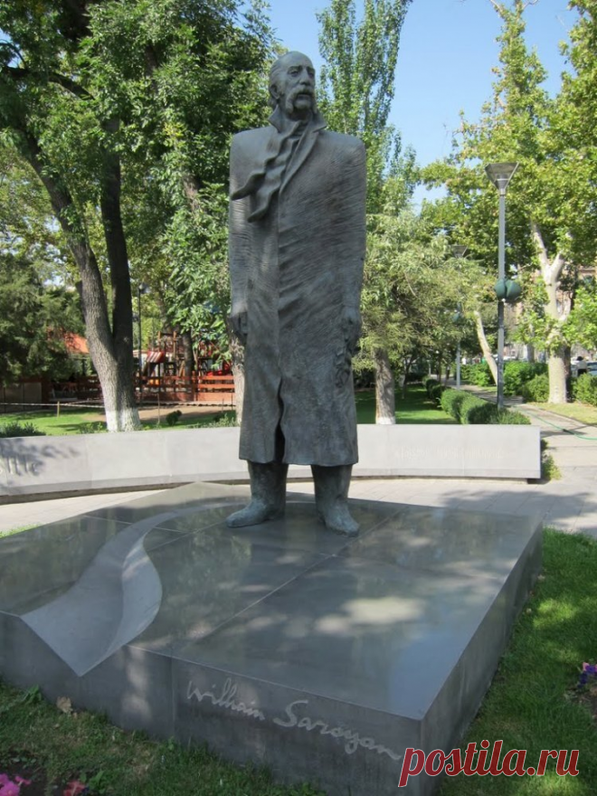 Бронзовый памятник Уильяму Сарояну в Ереване. Что мы знаем о нём?