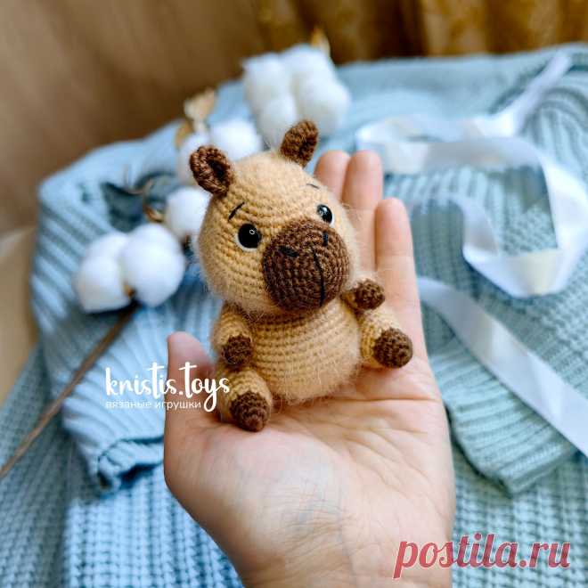 PDF Капибара крючком. FREE crochet pattern; Аmigurumi toy patterns. Амигуруми схемы и описания на русском. Вязаные игрушки и поделки своими руками #amimore - маленький капибара с мандаринкой, милая зверюшка из обычной пряжи.