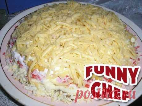 Новости
Салат «Королевский»
▬▬▬▬▬▬▬▬▬▬▬▬▬▬▬▬▬▬▬▬▬▬▬▬▬▬▬▬
Этот салат очень сытный и вкусный.

Ингредиенты и приготовление:

Выкладываем слоями, промазывая майонезом.
3 вареных картошки порезать кубиками, промазать майонезом, выложить на нее жареные с луком грибы (любые: свежие,отваренные сухие или консервированные), этот слой я не мазала майонезом, 4 яйца, мелко порезанные, майонез, копченая колбаса или ветчина, майонез, 2 вареных моркови, майонез, сыр на терке.