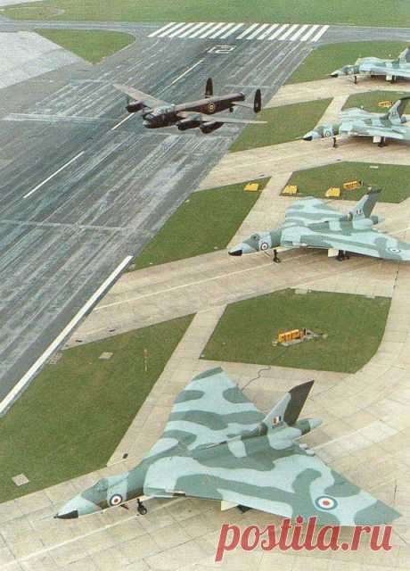 Британский бомбардировщик времён войны Avro 683 Lancaster пролетает над стоянкой стратегических бомбардировщиков Avro Vulcan; 70-80-е годы