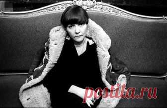 День памяти БЕЛЛЫ АХАТОВНЫ АХМАДУЛИНОЙ 
(10.04.1937 - 29.11.2010) 

По улице моей который год 
звучат шаги - мои друзья уходят. 
Друзей моих медлительный уход 
той темноте за окнами угоден. 

Запущены моих друзей дела, 
нет в их домах ни музыки, ни пенья, 
и лишь, как прежде, девочки Дега 
голубенькие оправляют перья. 

Ну что ж, ну что ж, да не разбудит страх 
вас, беззащитных, среди этой ночи. 
К предательству таинственная страсть, 
друзья мои, туманит ваши очи. 

О один...