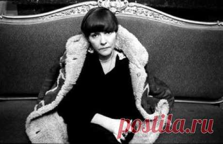 День памяти БЕЛЛЫ АХАТОВНЫ АХМАДУЛИНОЙ 
(10.04.1937 - 29.11.2010) 

По улице моей который год 
звучат шаги - мои друзья уходят. 
Друзей моих медлительный уход 
той темноте за окнами угоден. 

Запущены моих друзей дела, 
нет в их домах ни музыки, ни пенья, 
и лишь, как прежде, девочки Дега 
голубенькие оправляют перья. 

Ну что ж, ну что ж, да не разбудит страх 
вас, беззащитных, среди этой ночи. 
К предательству таинственная страсть, 
друзья мои, туманит ваши очи. 

О один...
