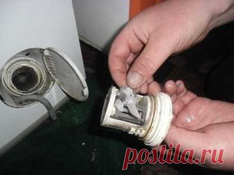 Сделайте это — Ваша стиральная машина никогда не сломается

Стиральная машинка является одним из предметов бытовой техники, на которую редко обращают внимание в домашнем хозяйстве. Тем не менее, уход за стиральной машиной должен быть регулярным, чтобы избежать появления плесени, запаха и накипи.Именно поэтому мы решили поделиться с вами легким рецептом моющего средства для домашнего применения, который по эффективности не уступает дорогому обслуживанию бытовой техники. 

К...