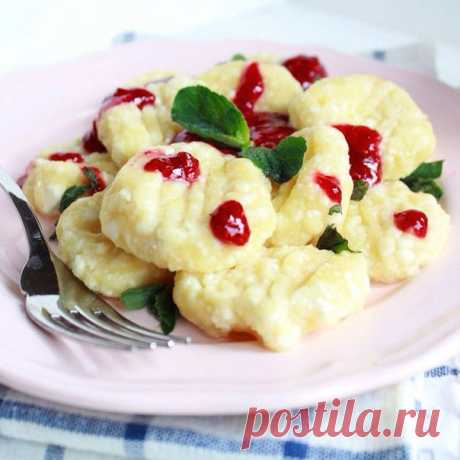 ТВОРОЖНЫЕ ВАРЕНИЧКИ 😋 Идеально на завтрак! Нам понадобится: ● 100 гр манки ● 500 гр творога ● 2 ст.л. Сахара ● 50 гр. муки ● 2 яйца ● Цедра одного лимона Приготовление: 1. Сначала снимем с лимона цедру. 2. Творог растереть с сахаром. 3. Добавить яйца растереть 4. Добавить манку,муку и цедру перемешать до однородности. 5. Все можно накрыть пленкой и отставить в холодильник на ночь (если вы готовите их на завтрак, или на час если не в моготу). 6. В кастрюлю набрать воды и поставить на огонь. 7.…