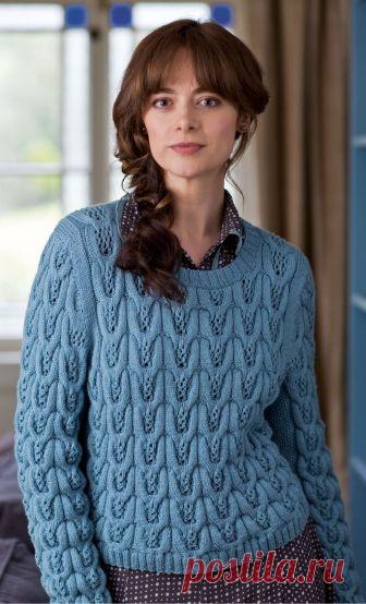 Вязание джемпера Feldspar, The Knitter 68 Впечатляющий и полный скрещиваний дизайн на самом деле прост в исполнении. Вязание джемпера спицами скрещенным узором в виде подковы с ажуром внутри каждой подковы, дополненным полосами из мха по бокам и внутренним сторонам рукавов.