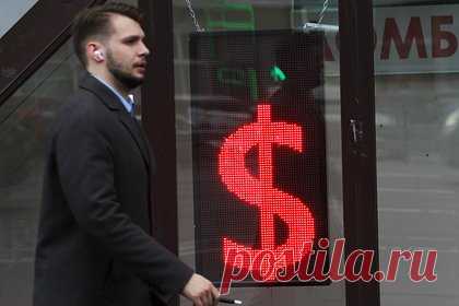 Курс доллара вырос до максимума с начала мая. В ходе торгов на Московской бирже в начале недели рубль слабеет по отношению к основным валютам, доллар и евро показывают максимумы с начала мая. По состоянию на 11:00 доллар поднялся до 79,3 рубля, а евро — до 86,35 рубля. Юань также прибавляет более полутора процентов, поднимаясь до 11,36 рубля.