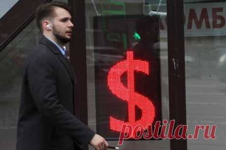 Курс доллара вырос до максимума с начала мая. В ходе торгов на Московской бирже в начале недели рубль слабеет по отношению к основным валютам, доллар и евро показывают максимумы с начала мая. По состоянию на 11:00 доллар поднялся до 79,3 рубля, а евро — до 86,35 рубля. Юань также прибавляет более полутора процентов, поднимаясь до 11,36 рубля.