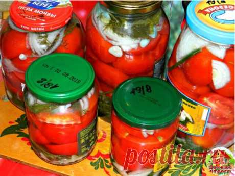 Помидоры ПАЛЬЧИКИ ОБЛИЖЕШЬ 
 
На дно 1-литровой банки: петрушка, чеснок, 1 ст. л. масла. 
Круглые помидоры (не "сливки") разрезать на 4 части, сложить в банки. На помидоры - 2-3 кольца лука. 
МАРИНАД (на 8 1-литровых банок): 
3 л. воды, 3 ст. л. соли, 7 ст.л. сахара, перец горошком, лавровый листик - закипятить. После закипания + 1 стакан уксуса. Маринад остудить, залить помидоры. Стерилизовать 12-15 минут. 
 
Мои дополнения: 
не рекомендую "сливки", т.к. в них мало сока. ...