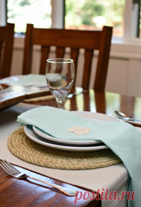 ​Круглые подставки под тарелки своими руками Круглые подставки под тарелки своими рукамиПодставки под тарелки − очень полезная и нужная в доме вещь.&nbsp;Следуя приведенной здесь инструкции вы сможете сделать 6 симпатичных подставок из веревки, которые подойдет к любому декору.Материалы:Веревка 3/8 дюйма толщиной (200 футов, чтобы...