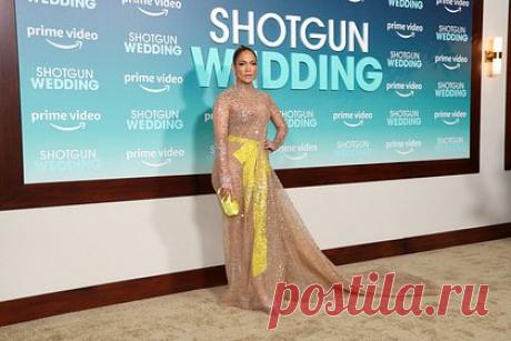 Дженнифер Лопес появилась на публике в прозрачном платье. Американская актриса и поп-исполнительница Дженнифер Лопес появилась на публике в откровенном наряде и привлекла внимание фотографов. 53-летняя знаменитость посетила премьеру фильма «Моя пиратская свадьба» в платье из прозрачной ткани, которое украшено пайетками и кристаллами.