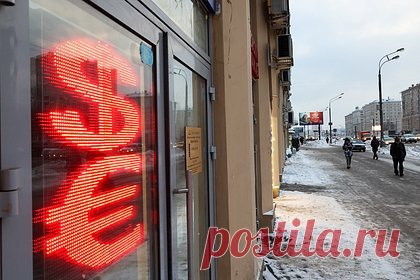 Курс доллара поднялся выше 92 рублей. В ходе торгов на Московской бирже рубль продолжил снижение последних дней. Курс доллара поднялся выше 92 рублей, а евро подошел к 99 рублям. На максимуме доллар доходил до 92,25 рубля, а евро — до 98,94 рубля. В последний раз на таком уровне американская валюта стабильно торговалась в конце декабря.