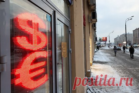 Курс доллара поднялся выше 92 рублей. В ходе торгов на Московской бирже рубль продолжил снижение последних дней. Курс доллара поднялся выше 92 рублей, а евро подошел к 99 рублям. На максимуме доллар доходил до 92,25 рубля, а евро — до 98,94 рубля. В последний раз на таком уровне американская валюта стабильно торговалась в конце декабря.