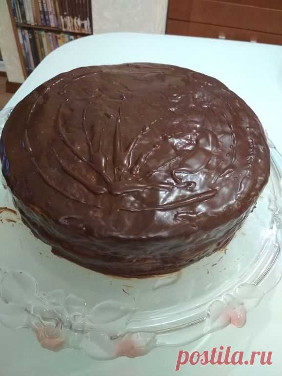 Торт Чародейка По рецепту Ирины Хлебниковой Очень вкусный, нежный торт ! Бисквит 4 яйца, 120 гр сахара 120 гр просеянной муки Выпекать примерно 30-40 минут при 180 гр Остудить, потом разрезать на 2 части Сироп 2 ст.ложки сахара + 3 ст.ложки воды вскипятить примерно 2 мин Можно добавить коньяк Промазать...