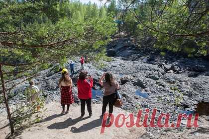 В одном регионе России решили ослабить ограничения для туристов. В Карелии решили ослабить ограничения для туристов в гостиницах и заведениях общественного питания. Расположенные на территории российского региона турбазы, хостелы и отели теперь не будут требовать у гостей сертификат о вакцинации, справку о перенесенной коронавирусной инфекции или отрицательный ПЦР-тест.