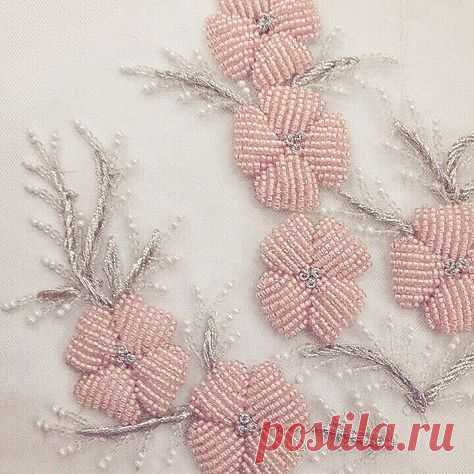 153 отметок «Нравится», 8 комментариев — bridal textile design (@sarinezak_textile) в Instagram: «#Flower,Bird,wind,moon. #bridal #funkybride - Salvabrani