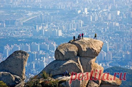 Пукхансан (Bukhansan) – гора, расположенная на северных окраинах столицы Южной Кореи - Сеула. Будучи самой высокой точкой города и окрестностей с показателем 836,5 метров над уровнем моря, вершина видна из многих районов южнокорейского мегаполиса. В эпоху династии Чосон (1392-1897) гора Пукхансан служила северной границей города.