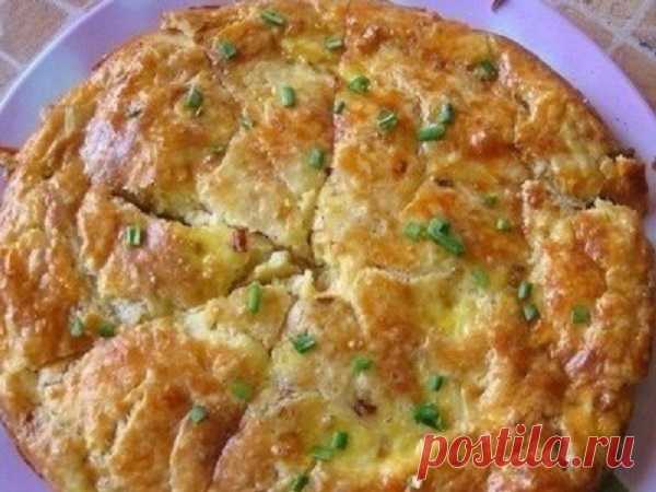 МАМА ВСЕГДА ВСТРЕЧАЛА ЭТОЙ ВКУСНЯШКОЙ — ПИРОГ С ПЛАВЛЕННЫМ СЫРКОМ Мой любимый пирог!  Ингредиенты:  — 1 стакан муки
— 3 ст. л. сметаны,
— 100 гр маргарина,
— 0,5 ч. л. соды (не гасить),  Для начинки:
— 2 плавленных сырка,
— 3 луковицы,
— 3 яйца.  Приготовление:  Смешиваем для теста все компоненты и убираем на 20 минут в холодильник.  Обжариваем м