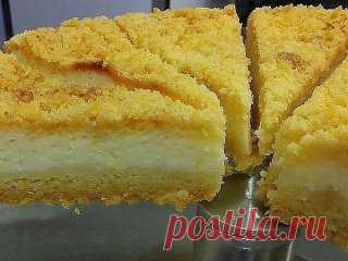 КОРОЛЕВСКАЯ ВАТРУШКА
Простейший из простых. Любой с ним справится.
Ну а по итогу – охи и ахи вам обеспечены, и «пальчики проглотишь» и «да ты богиня кухни».
Главное – пеките с вечера. Пусть он ночь постоит обязательно. И творог схватится, и резаться будет ровненько.
Сначала начинка:
В одну миску высыпаете полкило творога. Добавляете полчашки сахара. Сразу замечу, что у нас в качестве чашки используется плошка объемом 360 мл.
Ей мы и сахар отмеряем и муку. Подберите и себе что-то более по объем