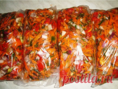 Универсальная «заморозка».
Ее можно класть во все первые блюда, гарниры, мясо, рыбу, да много куда. Цвет у супчика становится красочный, а запах летний. Делается всё очень просто, заправки получается много - с одной порции 4-х-литровая кастрюля. 

Состав: 
Лук - 1кг 
Морковь - 1кг 
Перец болгарский (желательно разных цветов) - 1 кг 
Помидоры - 1 кг 
Много зелени 

Пусть вас не смущает наличие помидоров, они при замораживании становятся немного другими, но вкус дают замечат...