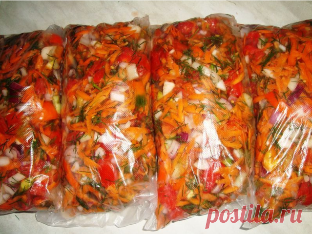 Универсальная «заморозка».
Ее можно класть во все первые блюда, гарниры, мясо, рыбу, да много куда. Цвет у супчика становится красочный, а запах летний. Делается всё очень просто, заправки получается много - с одной порции 4-х-литровая кастрюля. 

Состав: 
Лук - 1кг 
Морковь - 1кг 
Перец болгарский (желательно разных цветов) - 1 кг 
Помидоры - 1 кг 
Много зелени 

Пусть вас не смущает наличие помидоров, они при замораживании становятся немного другими, но вкус дают замечат...