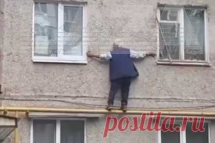 Пенсионер завалил квартиру мусором и стал заходить в нее через балкон
