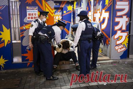 В Японии 14-летний школьник убил сверстника во время ссоры. В Японии, в префектуре Айти, 14-летний подросток убил в школе сверстника во время ссоры. Инцидент произошел около восьми утра до начала занятий. Орудием преступления стал кухонный нож с лезвием длиной 20 сантиметров. Школьник, убивший сверстника, во время допроса в полиции признал вину.