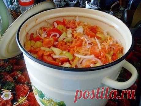 Салат "Остряк". - ВКУСНОТИЩА НЕОБЫКНОВЕННАЯ!!! 
ОБЯЗАТЕЛЬНО сохраняйте СЕБЕ такое СОКРОВИЩЕ 
Болгарский перец – 1 кг., + зрелые помидоры – 3 кг., + репчатый лук – 1 кг., + морковь – 1 кг., + сахар – 6 ст. ложек с горкой, + растительное масло – 300 гр., + уксус 6% – 6 ст. ложек, + соль – 6 ст. ложек без горки. 
Рецепт приготовления салата на зиму "Остряк": Овощи хорошо промыть и обсушить. Помидоры нарезать ломтиками, лук – полукольцами. 
Сладкий перец и морковь нарезать соломкой. Овощи сложить в