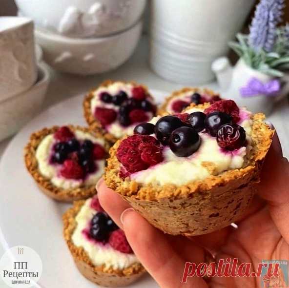 Невероятно вкусные корзиночки

Ингредиенты:
Для корзиночек:
1 желток
130-140 го геркулес
3 стл арахис
3 стл натур йогурт
1/2 чл разрыхлитель
подсластитель,ваниль по вкусу

Приготовление:
Геркулес с орешками закинуть в блендер и все перемолоть до крупной муки,добавить в неё все остальные ингредиенты,получилось липкое тесто(если тугое-добавьте ещё йогурта),разделить на количество формочек,и в них сформировать корзиночки -убрать в духовку при 180* на 5-7 мин.

Для начинки:
23...
