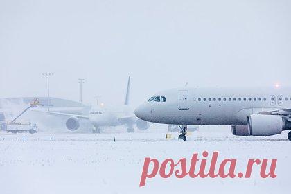 В российских аэропортах зафиксированы массовые задержки рейсов