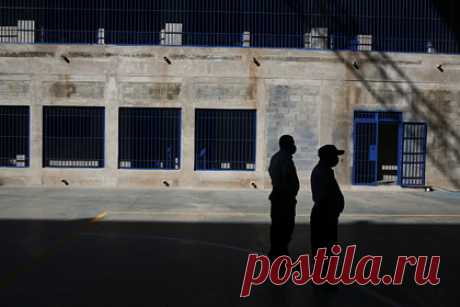 Юрист отправила десятки обнаженных фото в тюрьму бывшему клиенту. Женщина-юрист из города Пейсли в Британии отправила фотографии, на которых она обнажена, своему бывшему клиенту, осужденному за нападение, пишет Daily Mail. Охранники в тюрьме, расположенной неподалеку от Глазго, обнаружили фотографии Эми Спенсер у заключенного, отбывающего срок за то, что он атаковал человека с ножом.